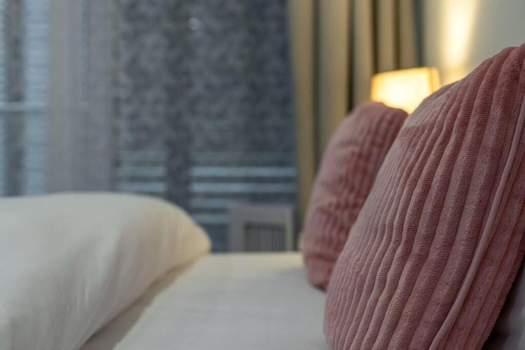 3 Bdr & 2 Bathroom In Bond Street- Central *