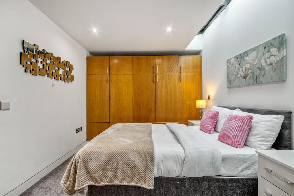 3 Bdr & 2 Bathroom In Bond Street- Central *
