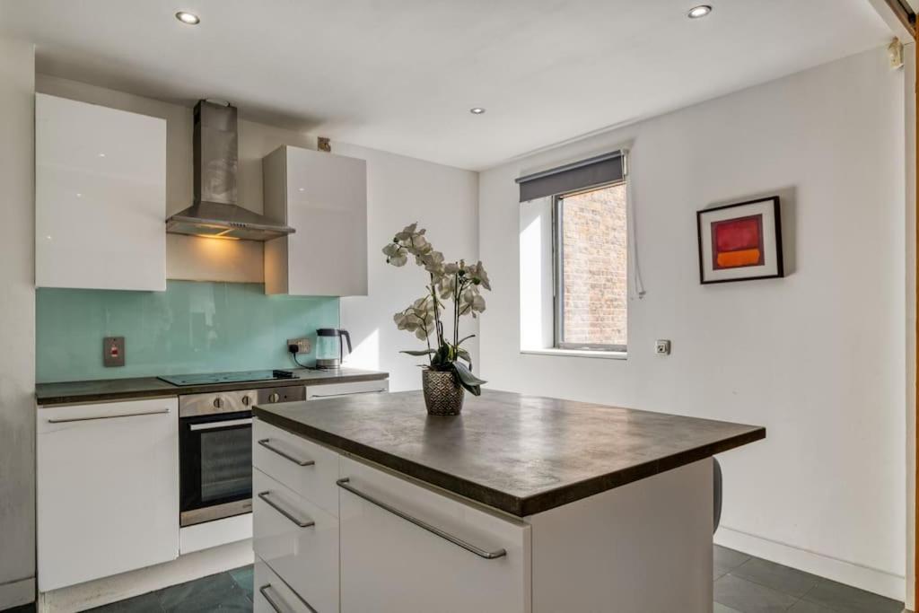 3 Bdr & 2 Bathroom In Bond Street- Central Londra