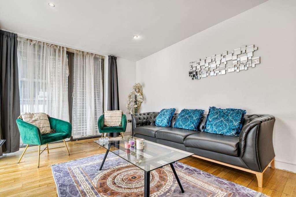 3 Bdr & 2 Bathroom In Bond Street- Central * Londra