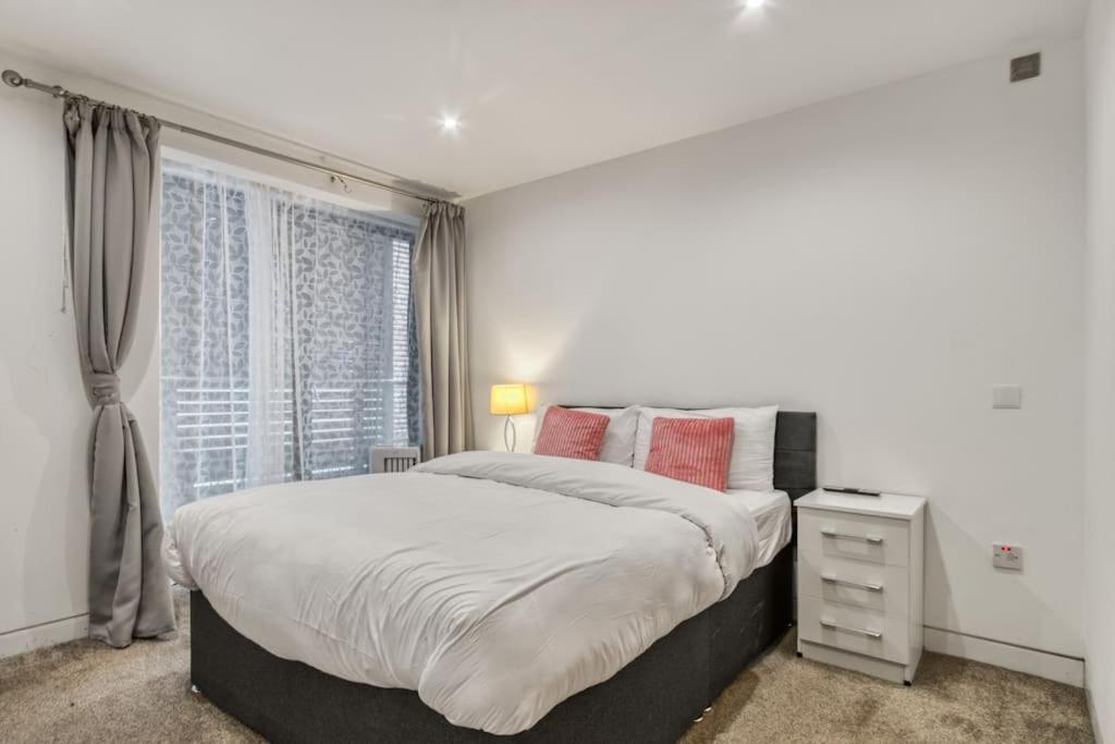 3 Bdr & 2 Bathroom In Bond Street- Central *