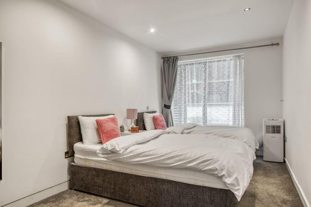 3 Bdr & 2 Bathroom In Bond Street- Central Appartamento