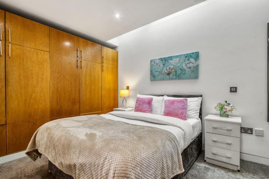 3 Bdr & 2 Bathroom In Bond Street- Central Appartamento