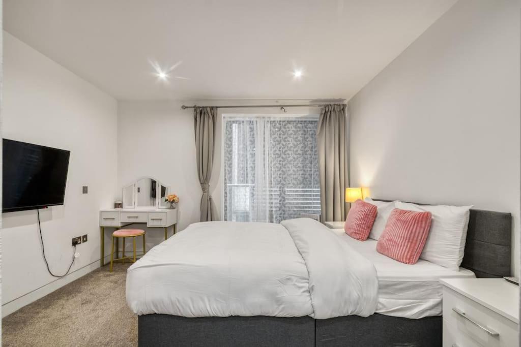 Apartment 3 Bdr & 2 Bathroom In Bond Street- Central
