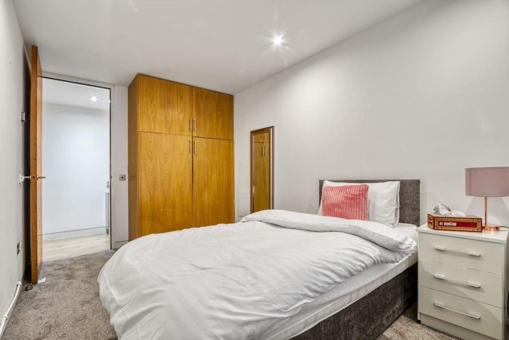 3 Bdr & 2 Bathroom In Bond Street- Central * London